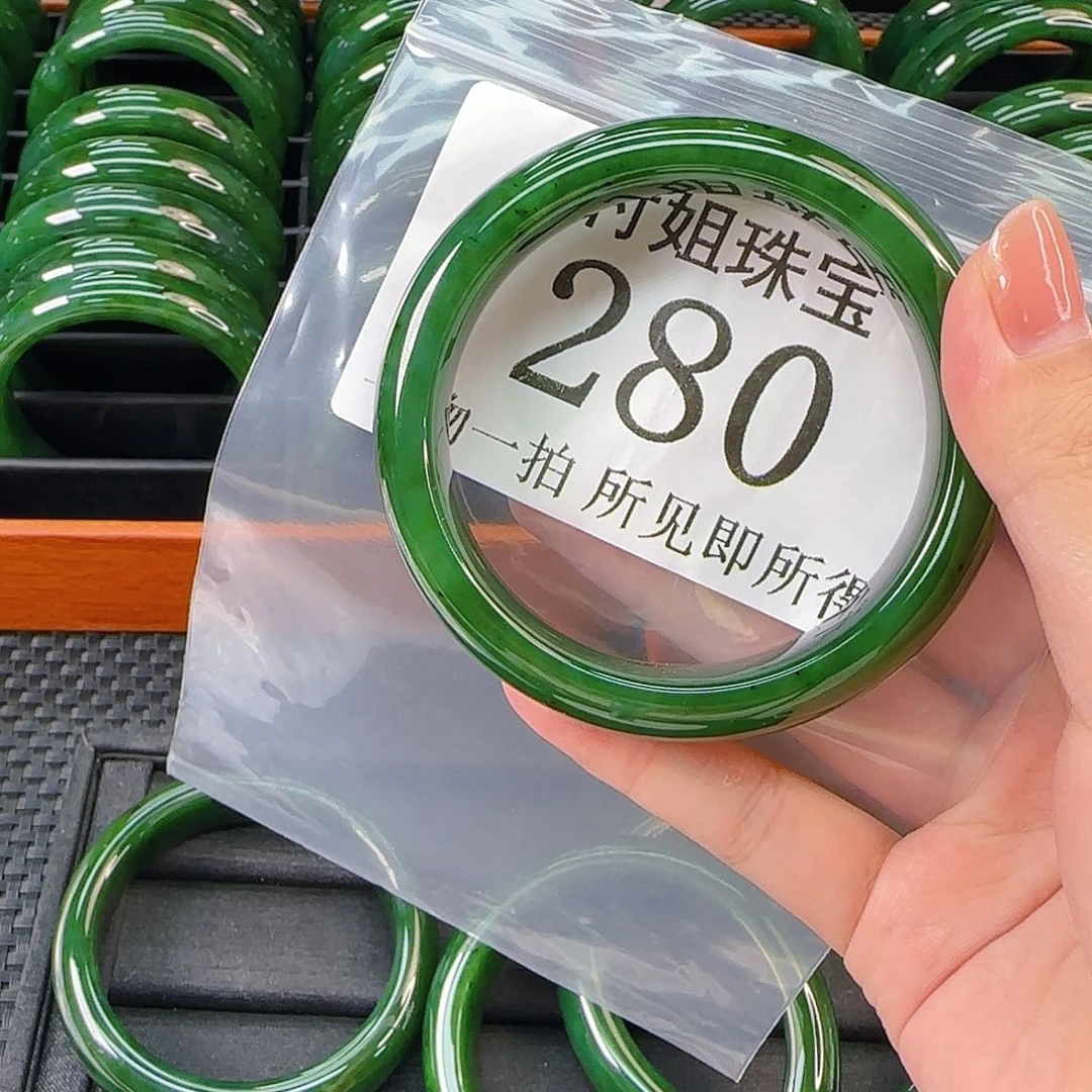 颈饰未镶嵌和田玉手镯61 280