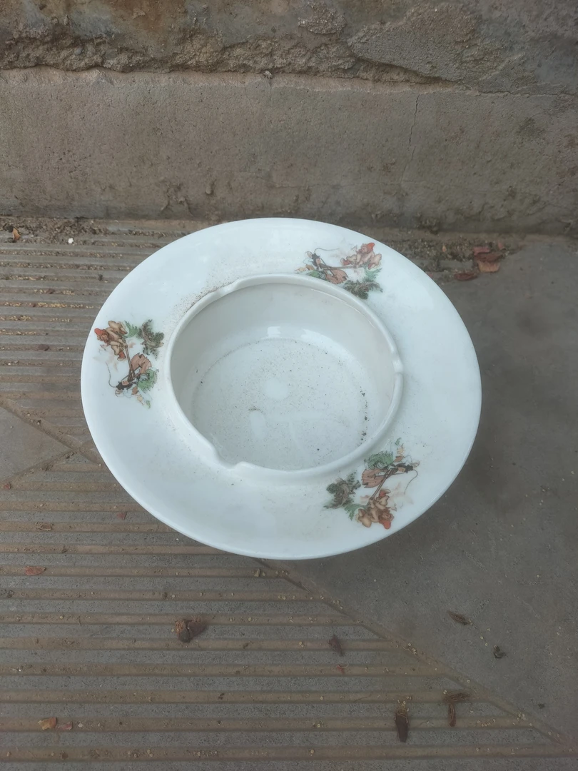 库存微瑕三打白骨精烟灰缸一个