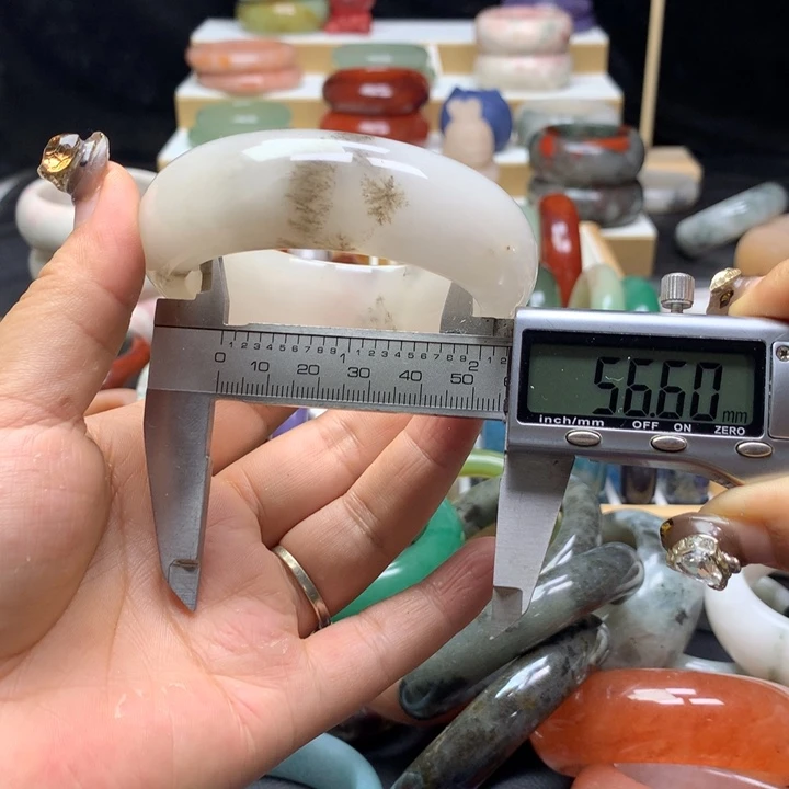 未镶嵌手镯石英质玉