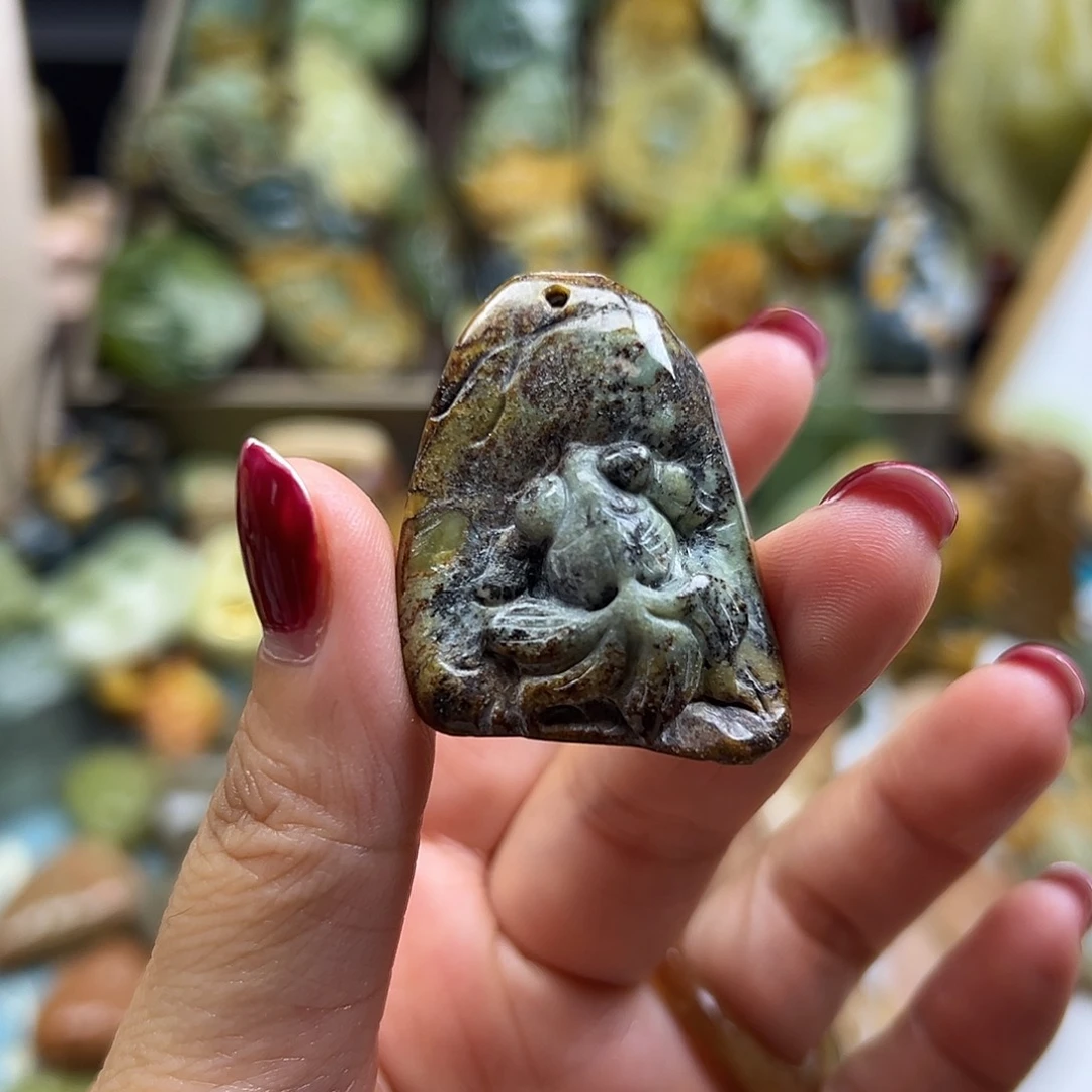 岫岩河磨玉（透闪石质玉）未镶嵌颈饰河磨玉金鱼