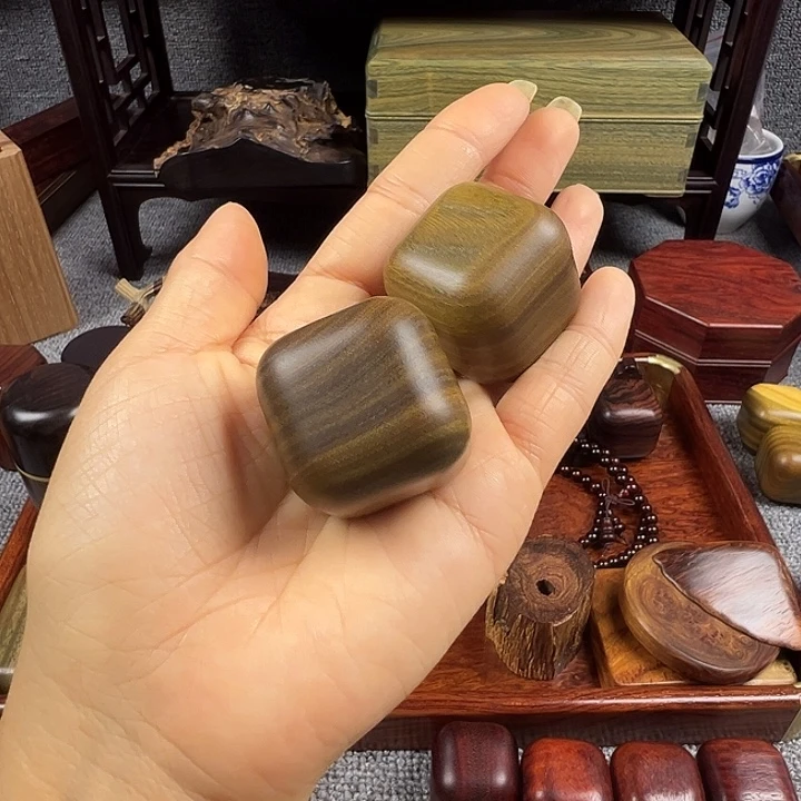维腊木（绿檀）手把件