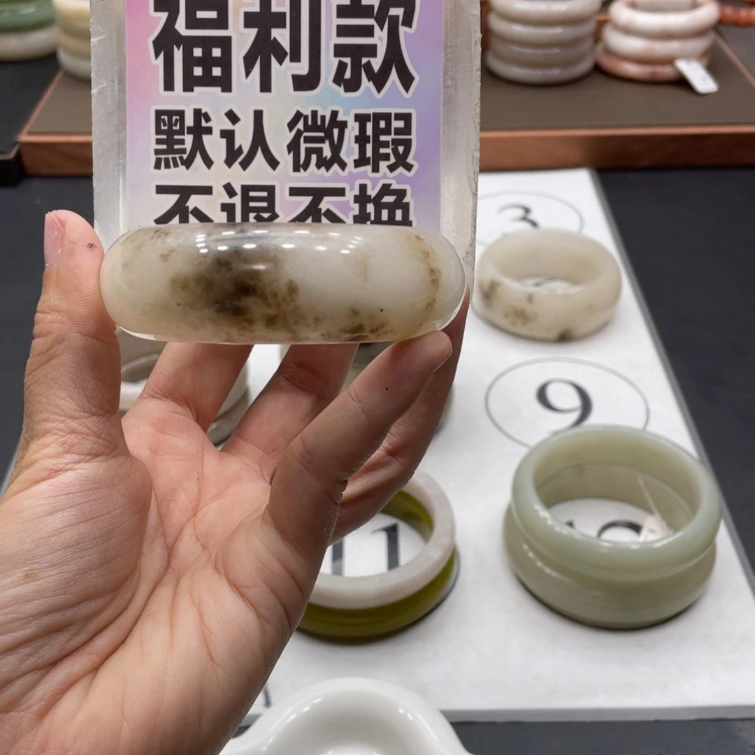 石英质玉手镯未镶嵌小***?