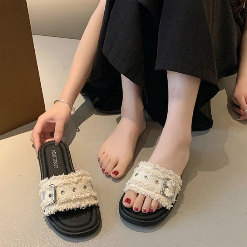 拖鞋一字夏女外穿平底2025仙女防滑沙滩小香风凉拖鞋水钻法式新款