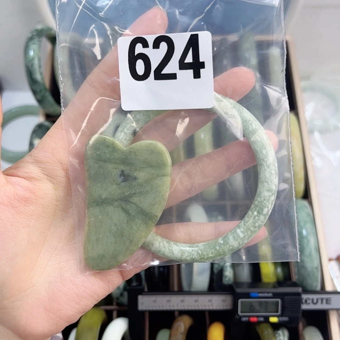 蛇纹石玉未镶嵌手镯泊*