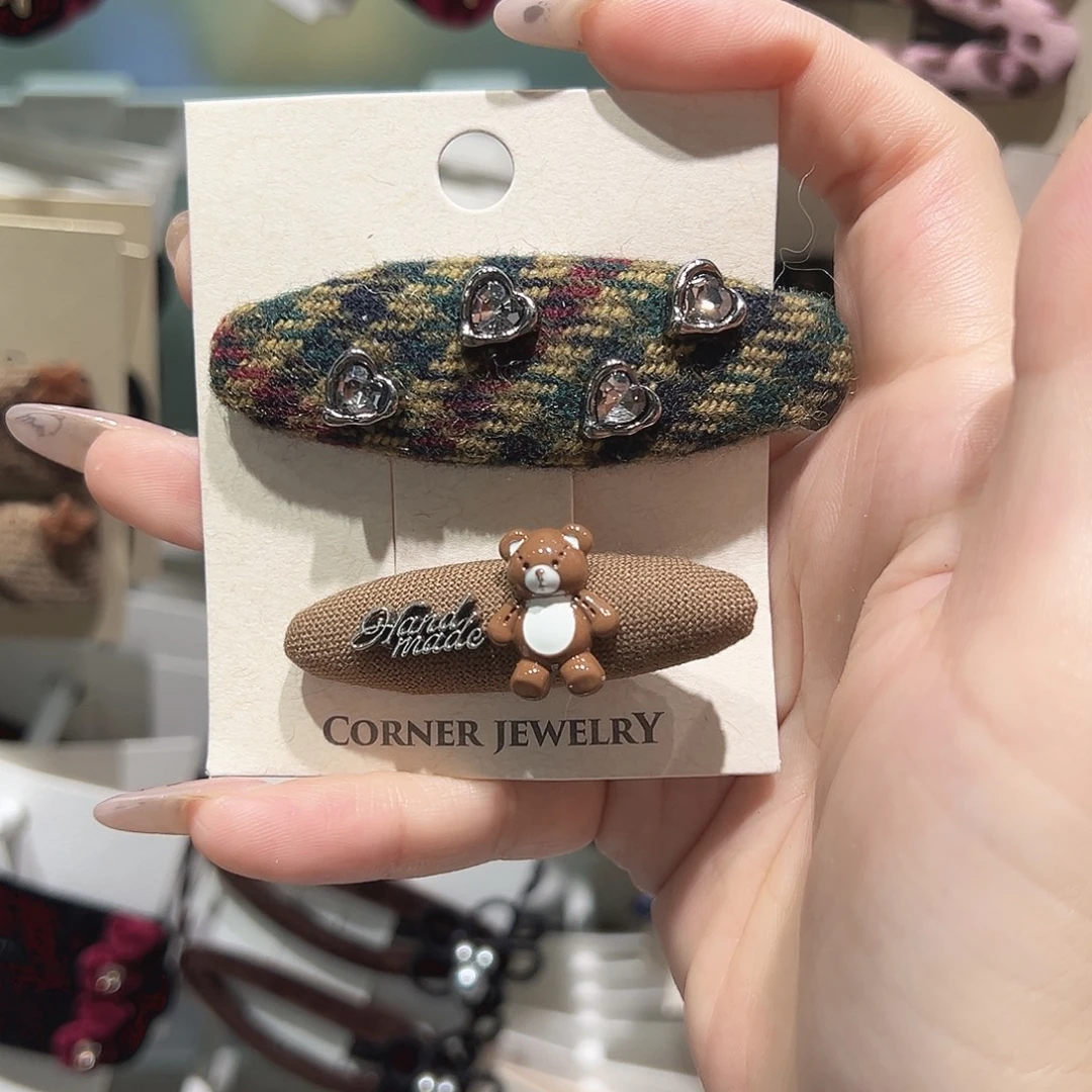 仿珍珠非金属小熊绿色格子对夹