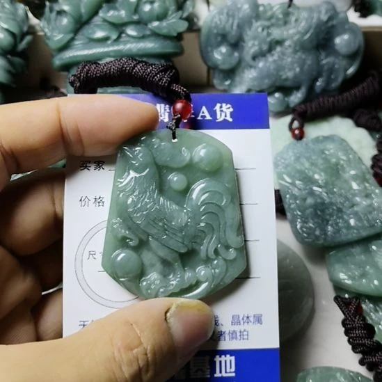 翡翠未镶嵌颈饰挂件