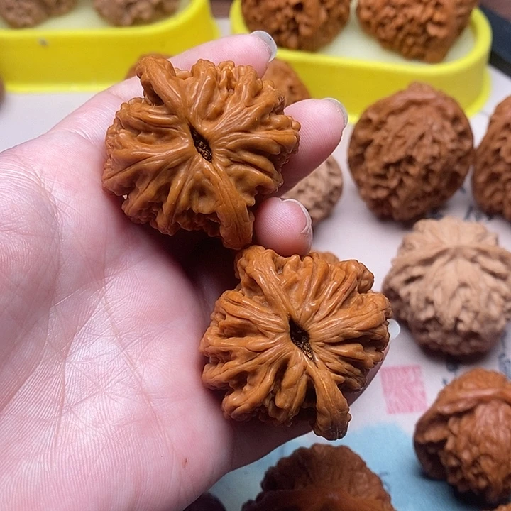 文玩核桃吊坠虎头