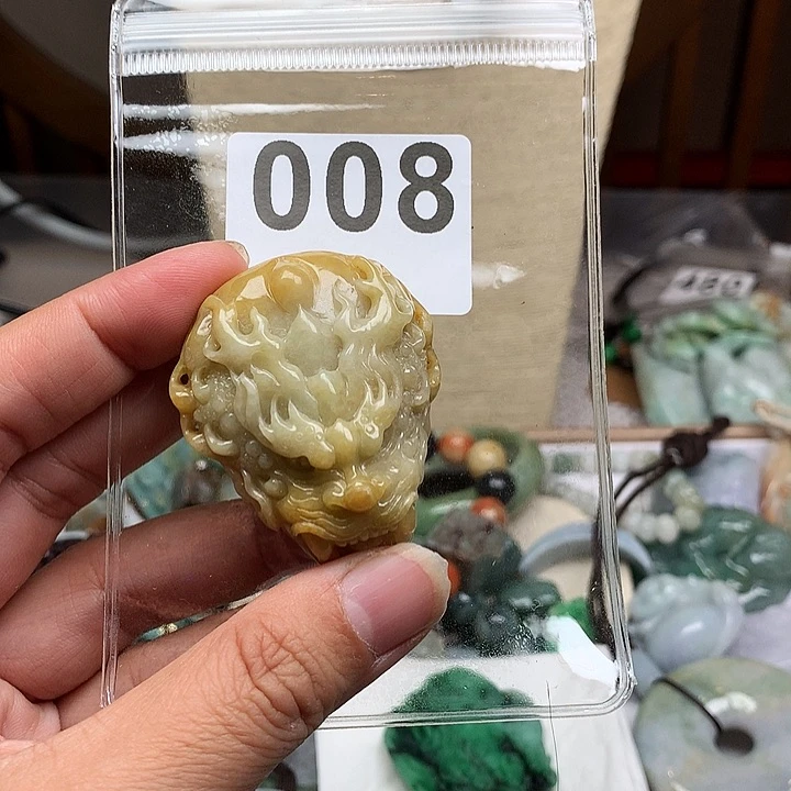 翡翠颈饰未镶嵌日**辰翡翠