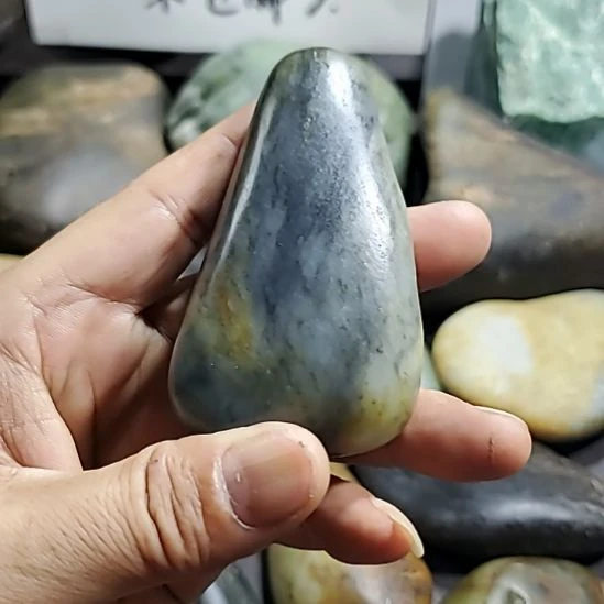 塞***鸿未镶嵌和田玉（糖玉）挂件