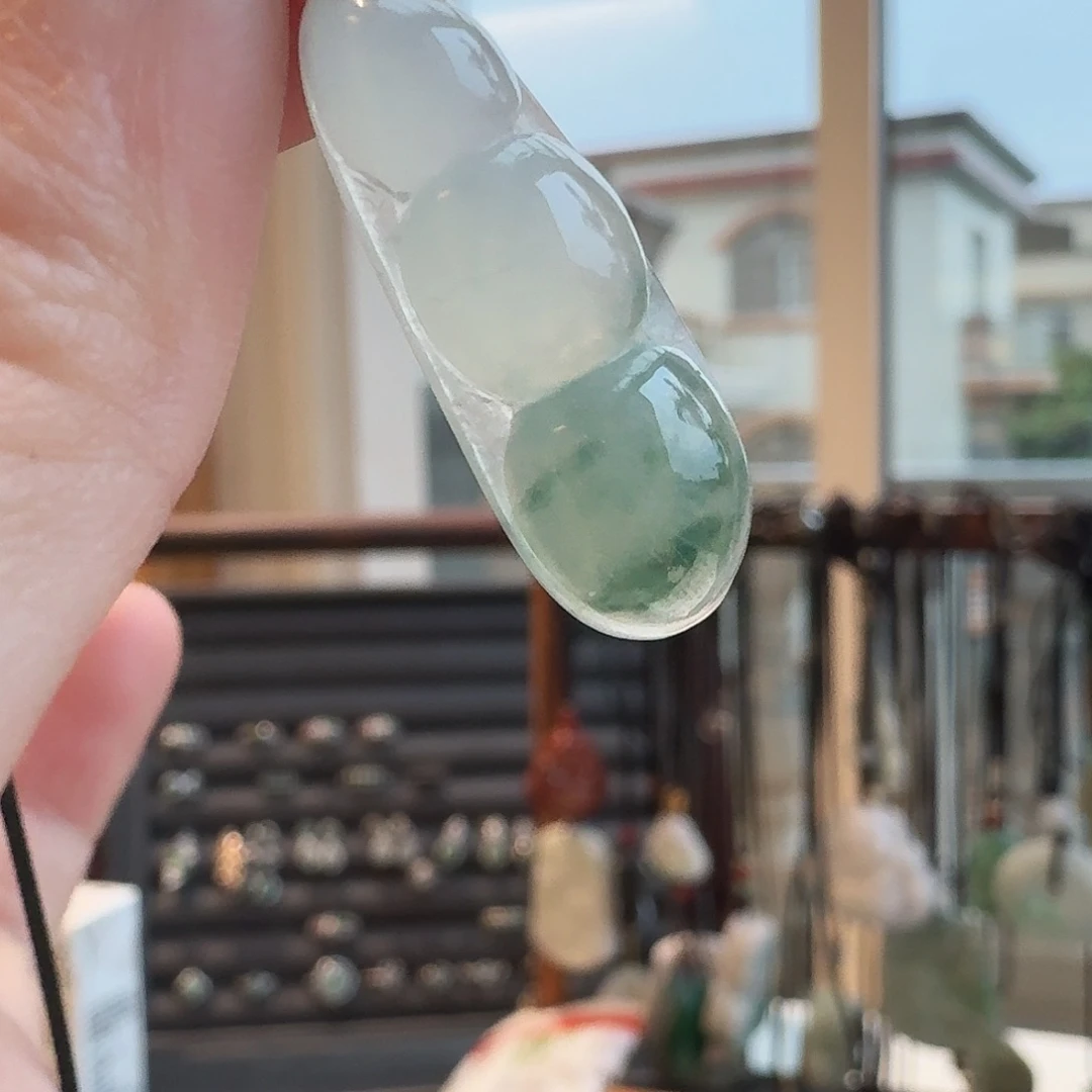 翡翠未镶嵌颈饰飘花豆子