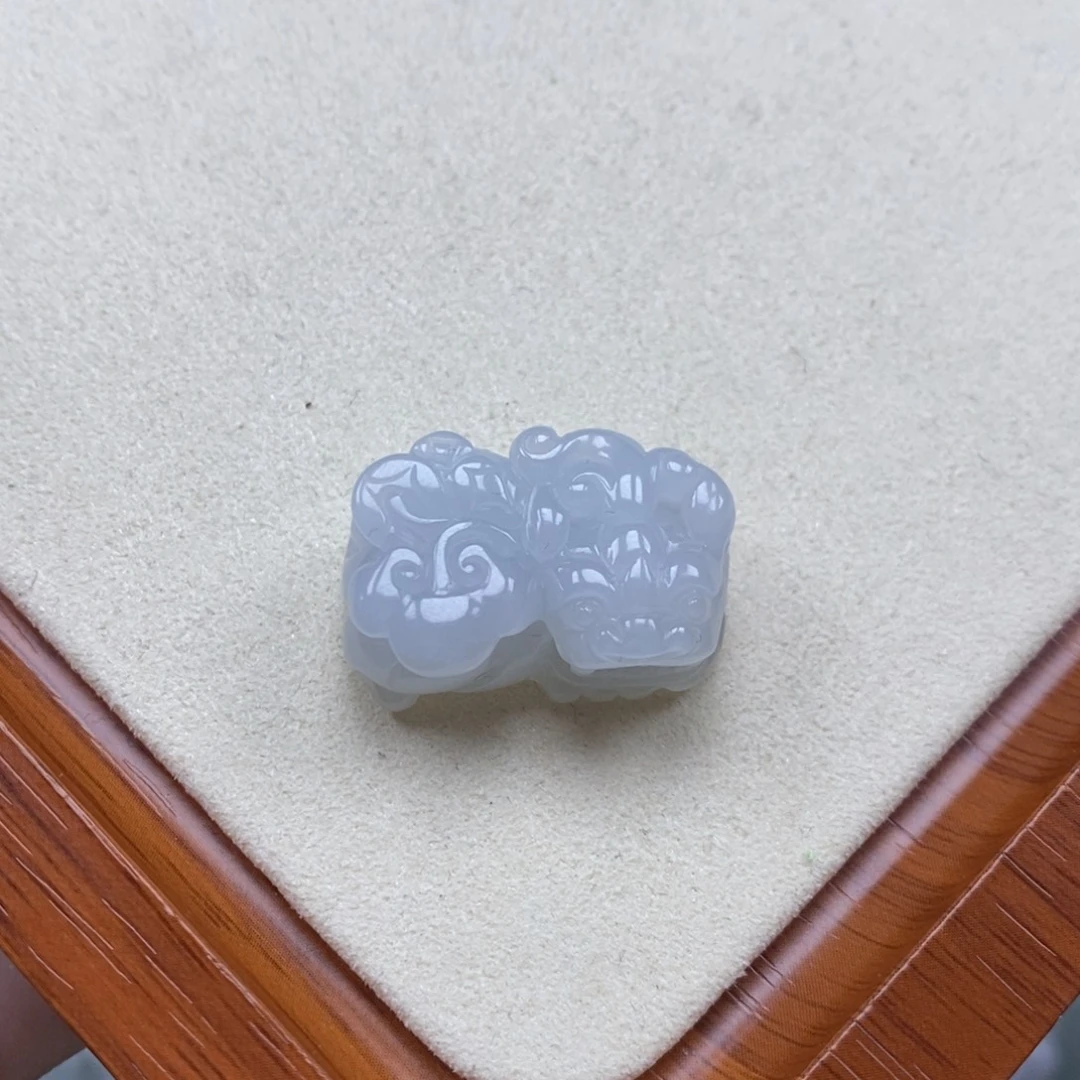 翡翠未镶嵌颈饰霸王貔貅