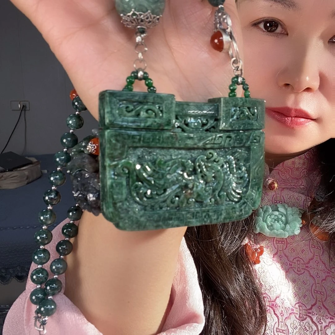 翡翠吊坠(赠链)未镶嵌