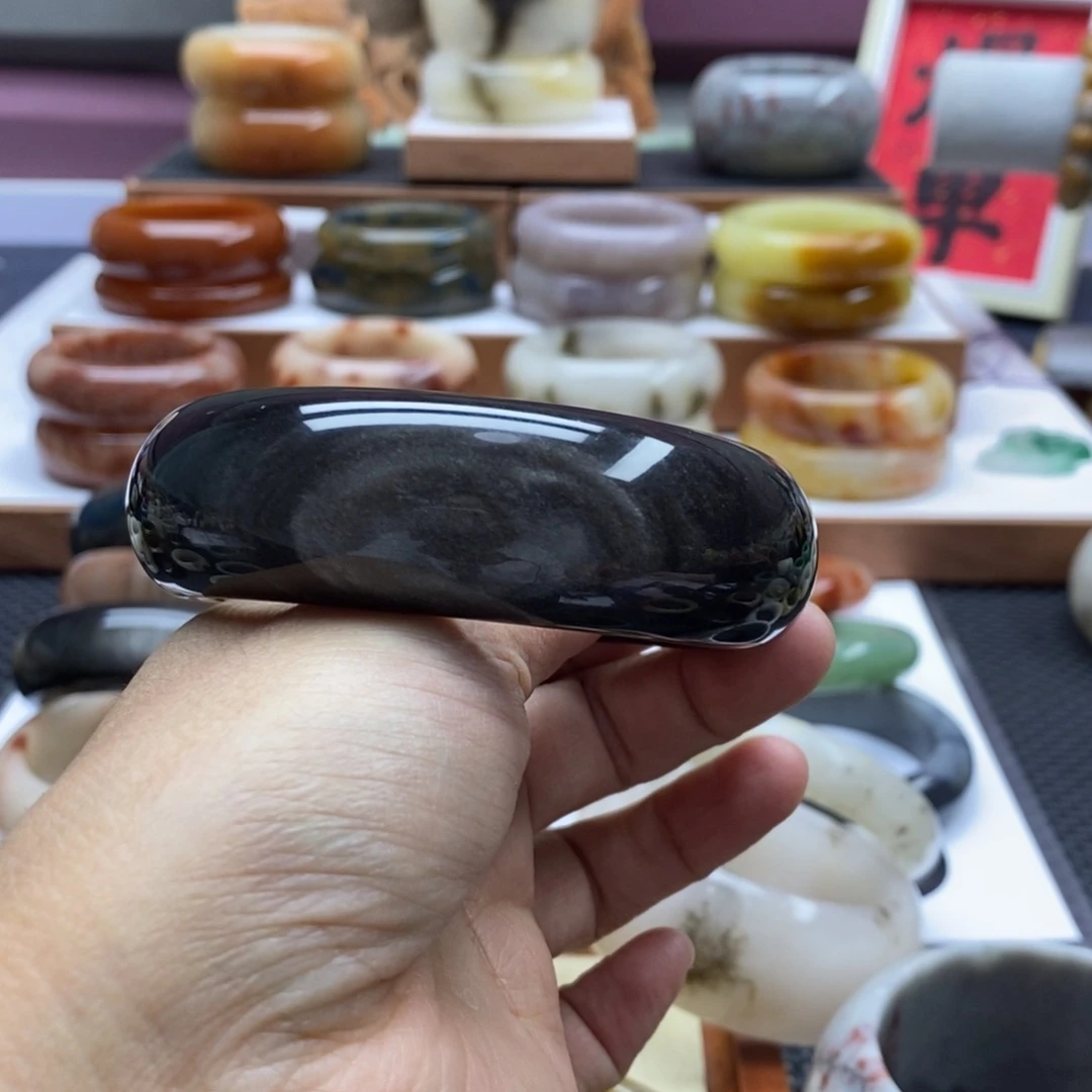 石英质玉手镯未镶嵌小*人