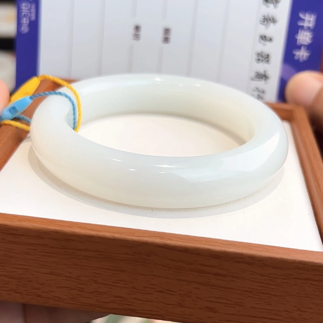 爱***.和田玉未镶嵌手镯