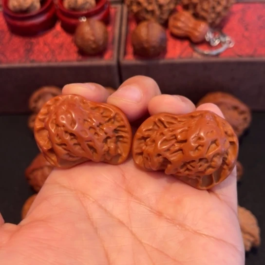 文玩核桃吊坠犀牛望月