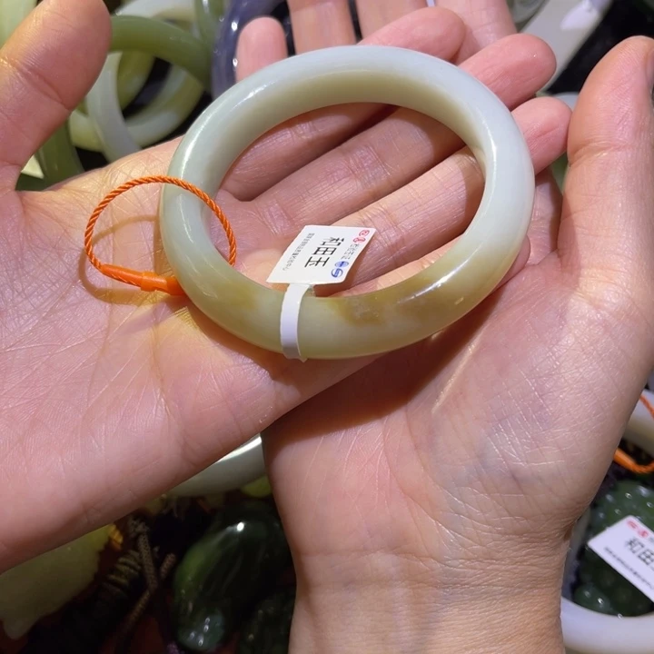 红***丁和田玉未镶嵌颈饰