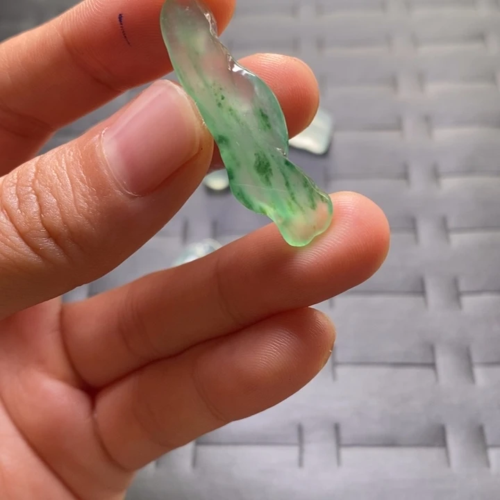 未镶嵌定制翡翠木那色花随型。