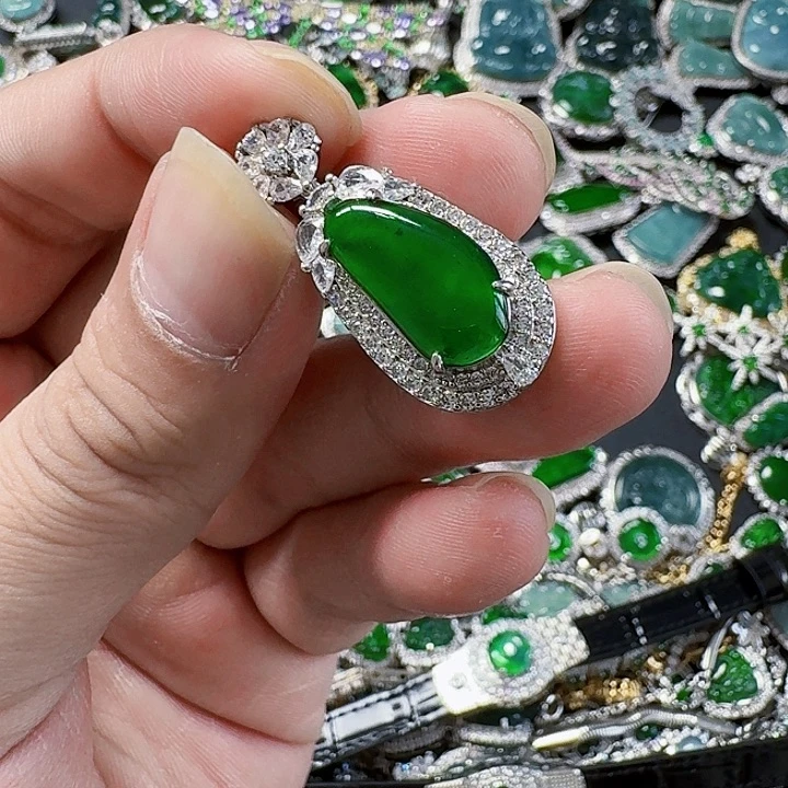 翡翠颈饰未镶嵌天然A货翡翠放漏