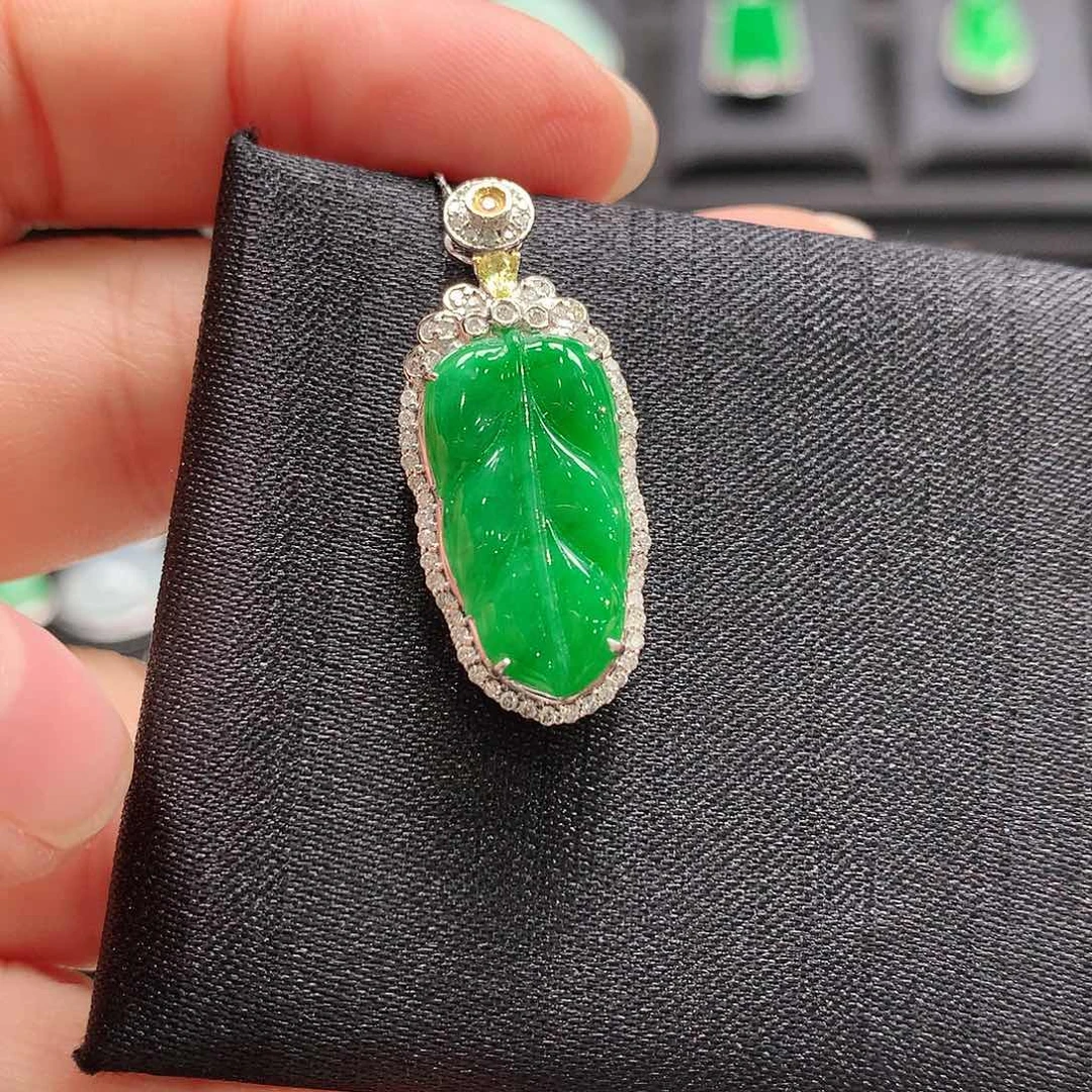 翡翠18K金镶嵌颈饰叶子