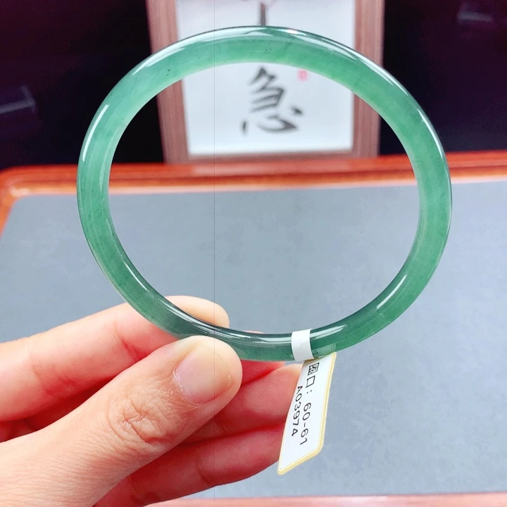 未镶嵌手镯翡翠圆镯