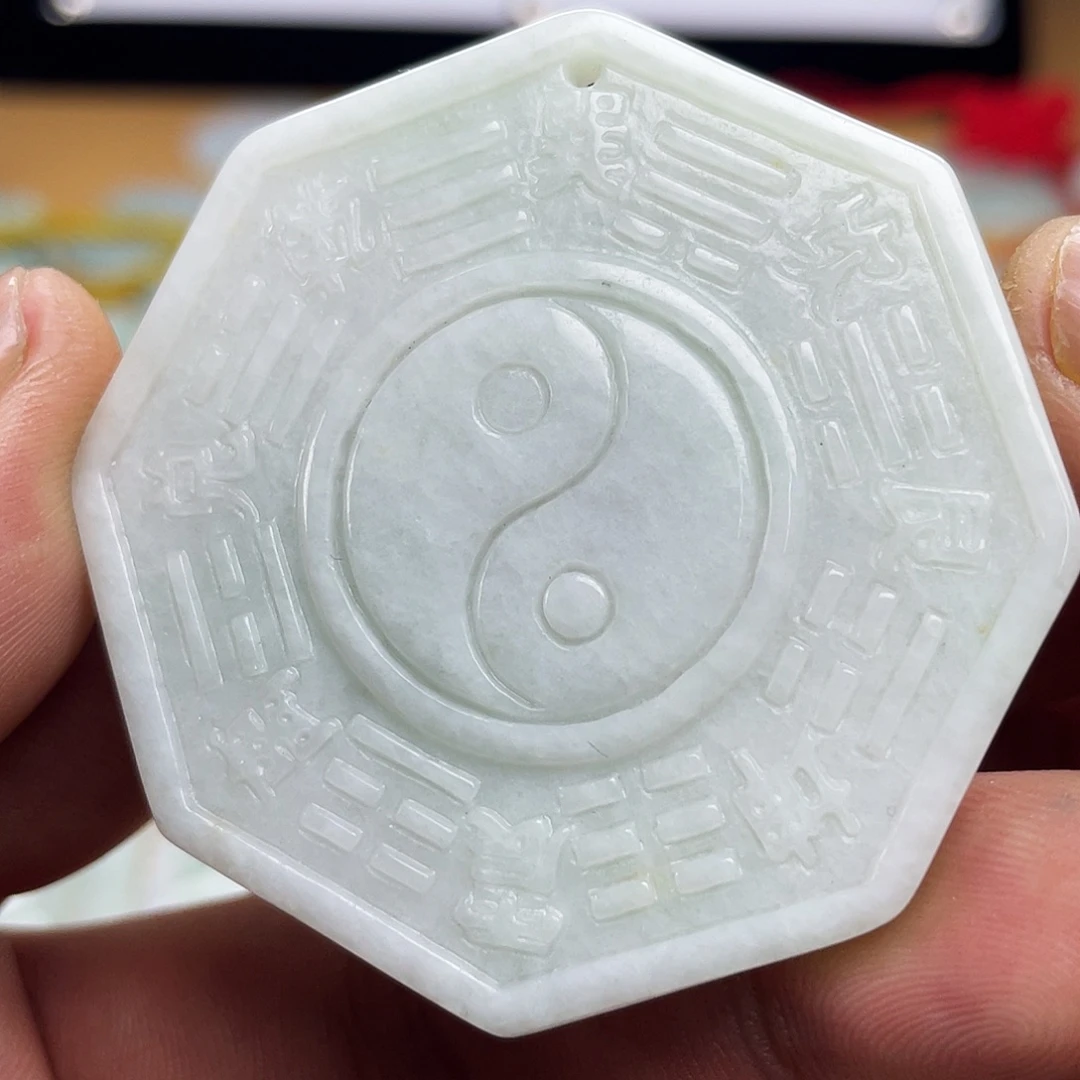 翡翠未镶嵌颈饰八卦