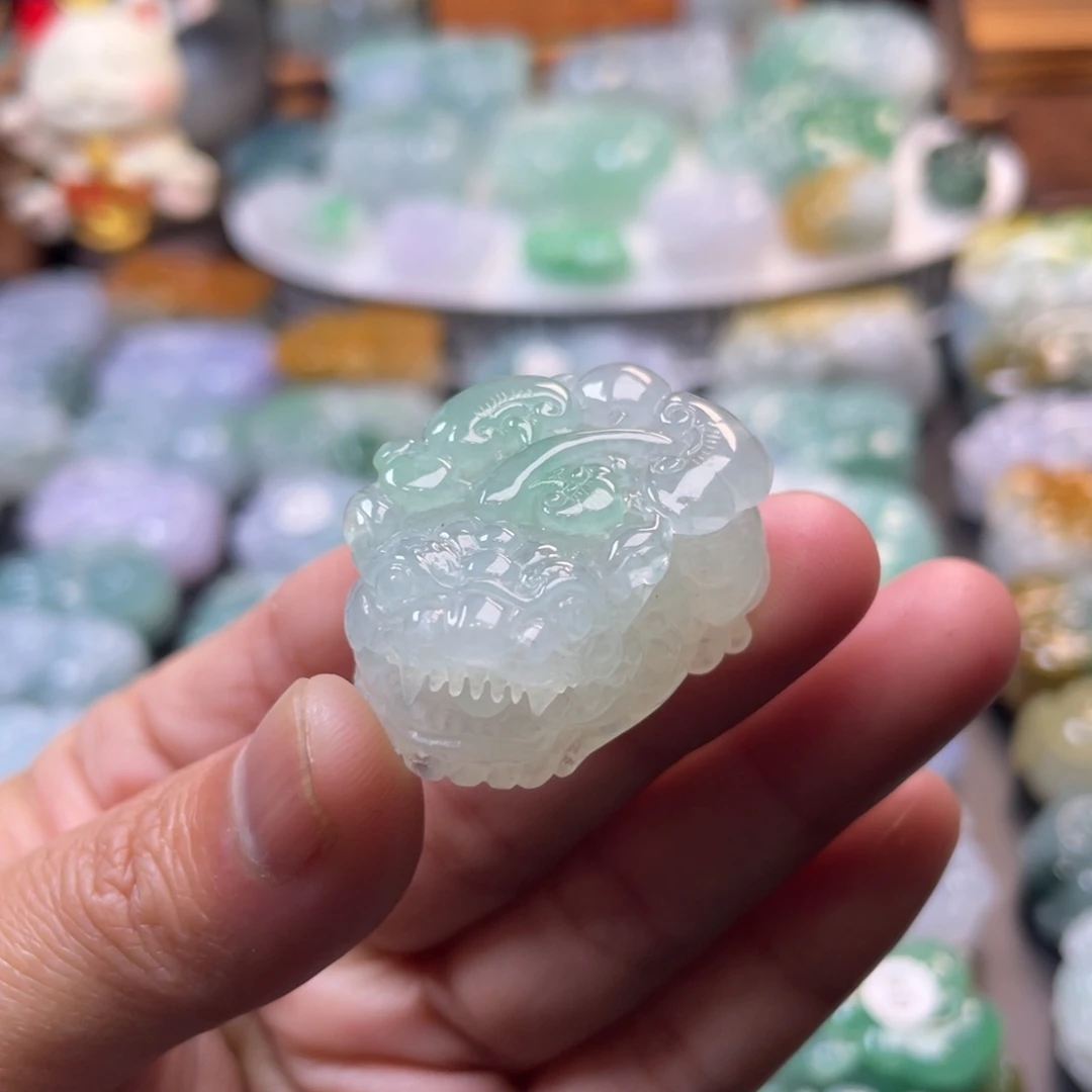 翡翠未镶嵌颈饰貔貅