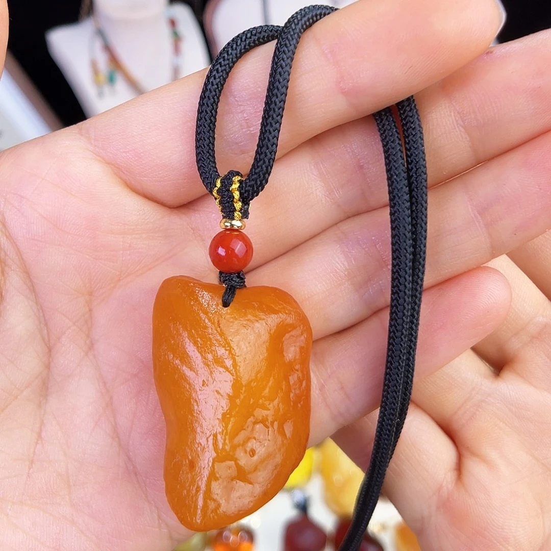 未镶嵌琥珀珠宝奇石。