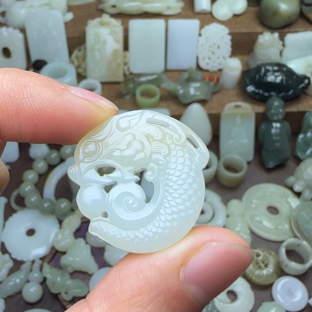 和田玉挂件未镶嵌风****?