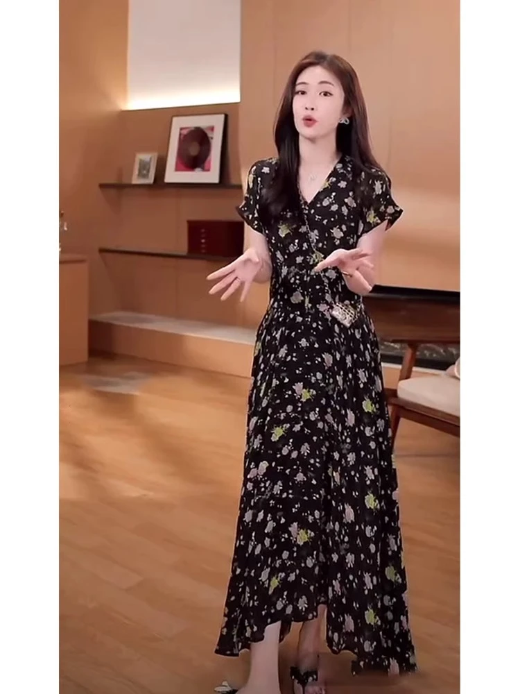 2025新款后妈裙出游服装女轻奢高级感法式黑色v领碎花连衣裙子女