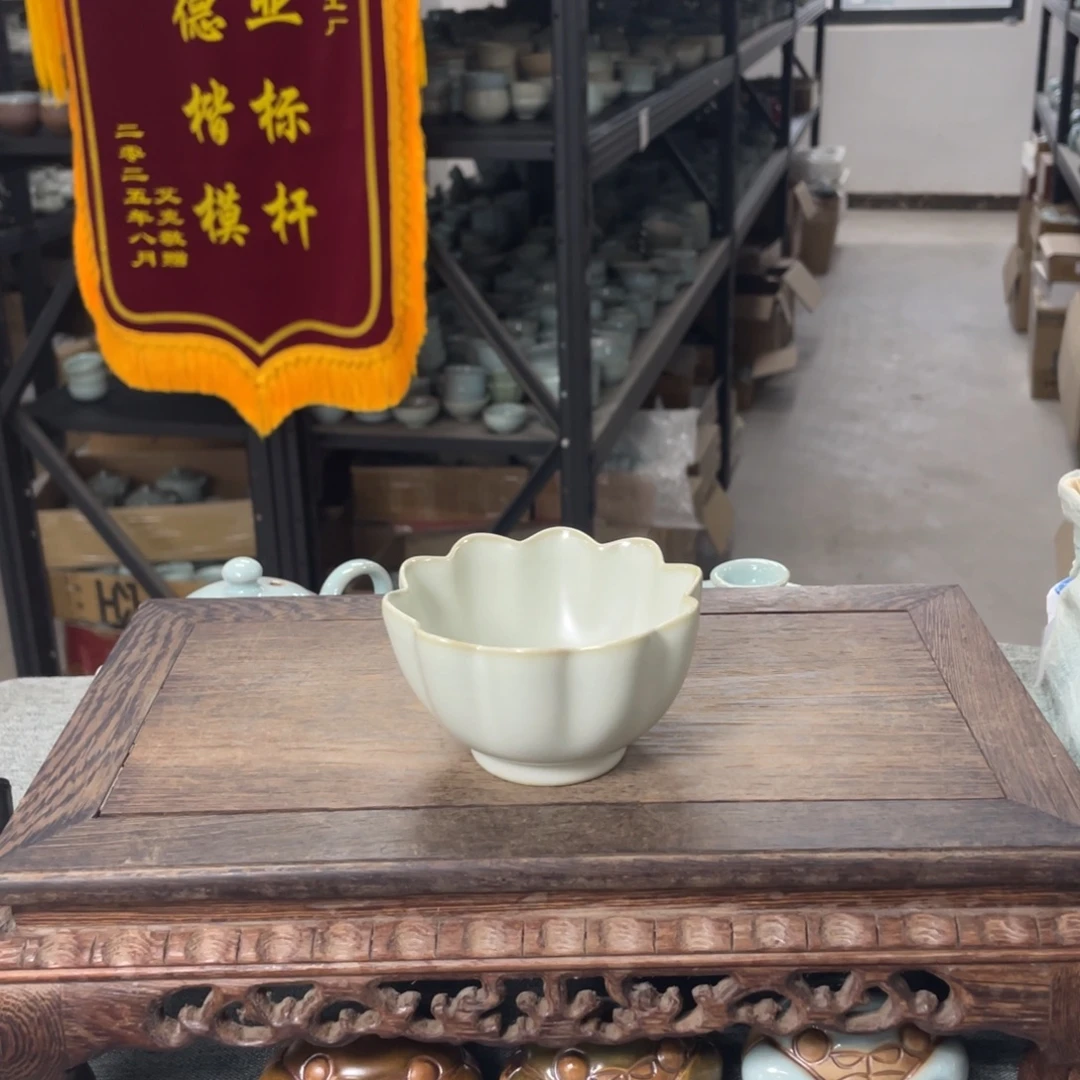 瓷片月白釉支烧莲花杯