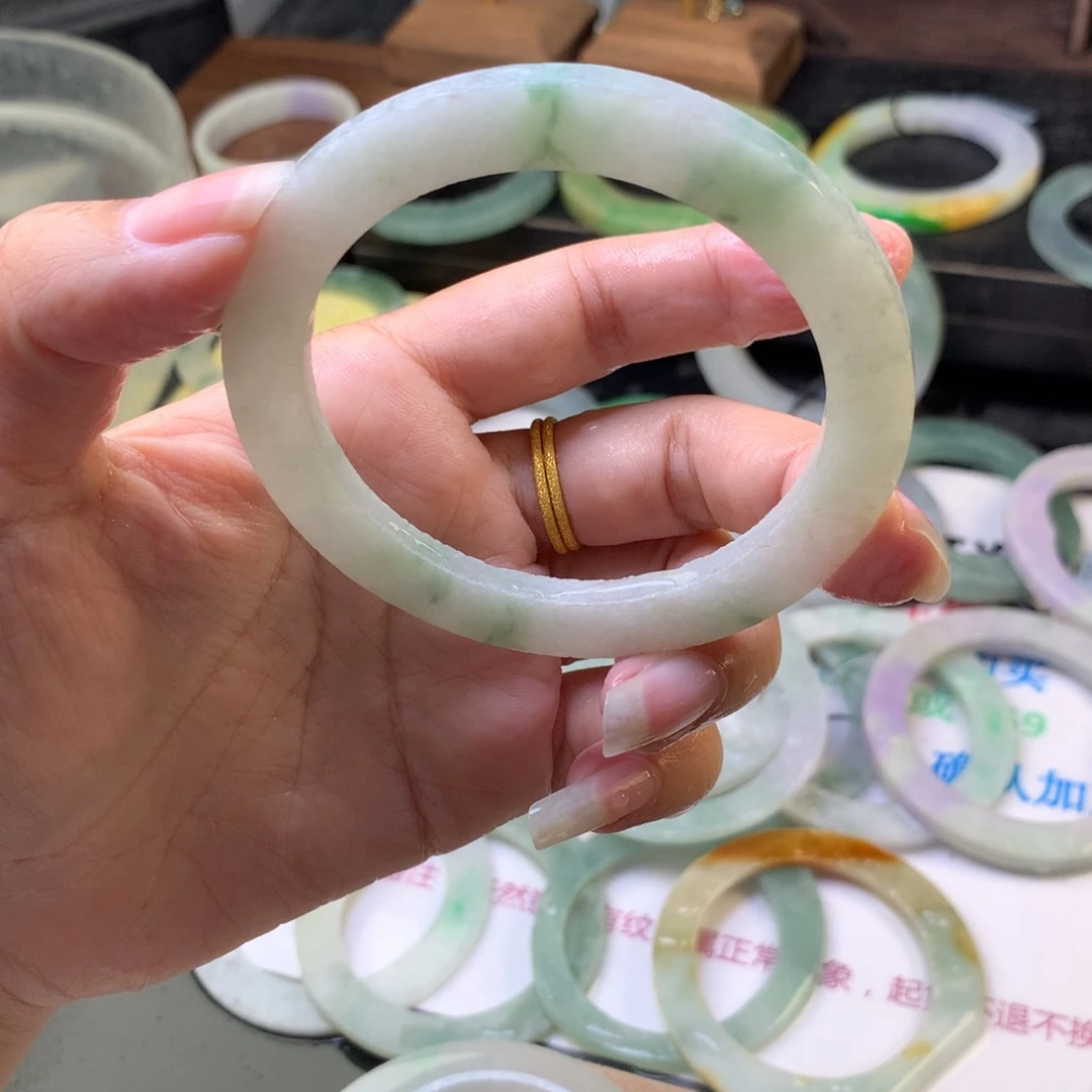定制翡翠手镯未镶嵌美****?