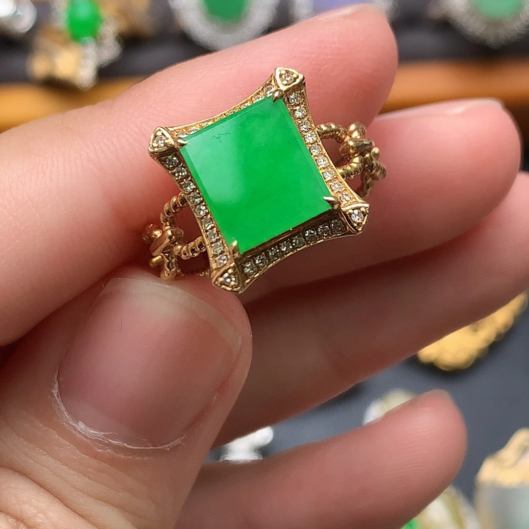 翡翠18K金镶嵌戒指