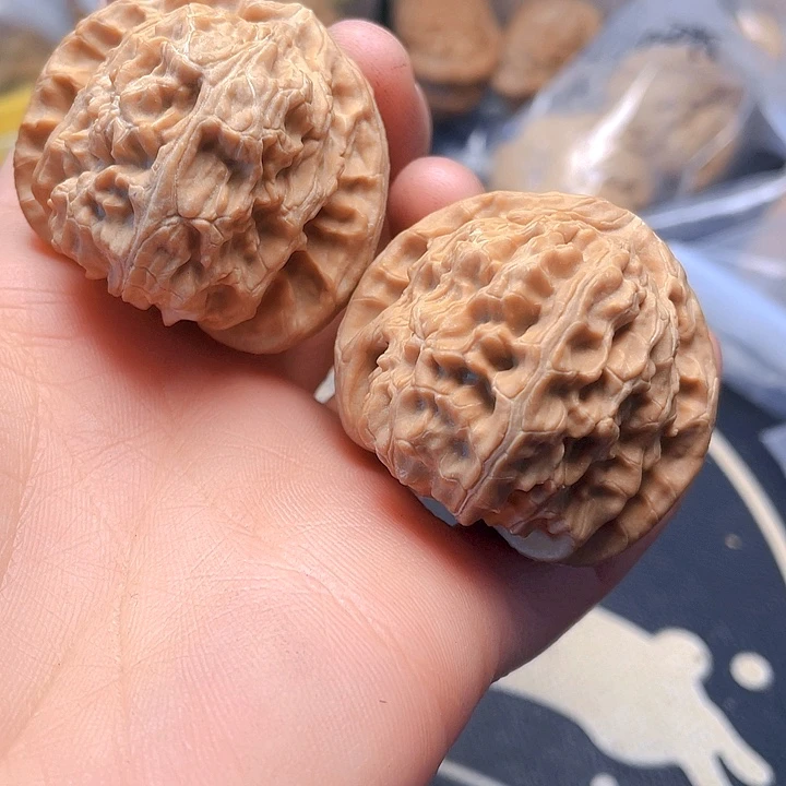 文玩核桃吊坠白狮子