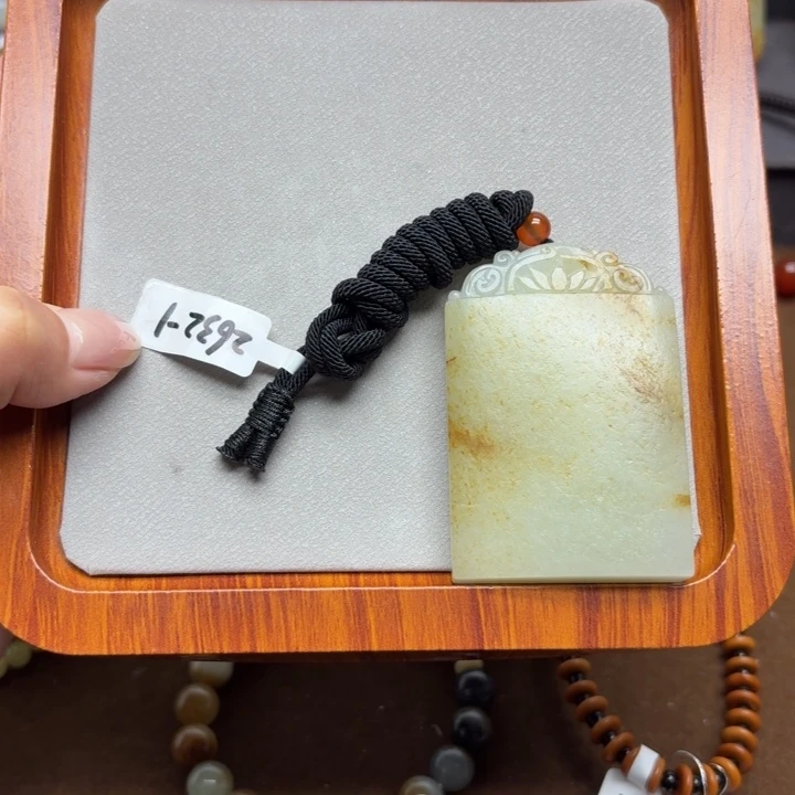 每***好和田玉未镶嵌颈饰