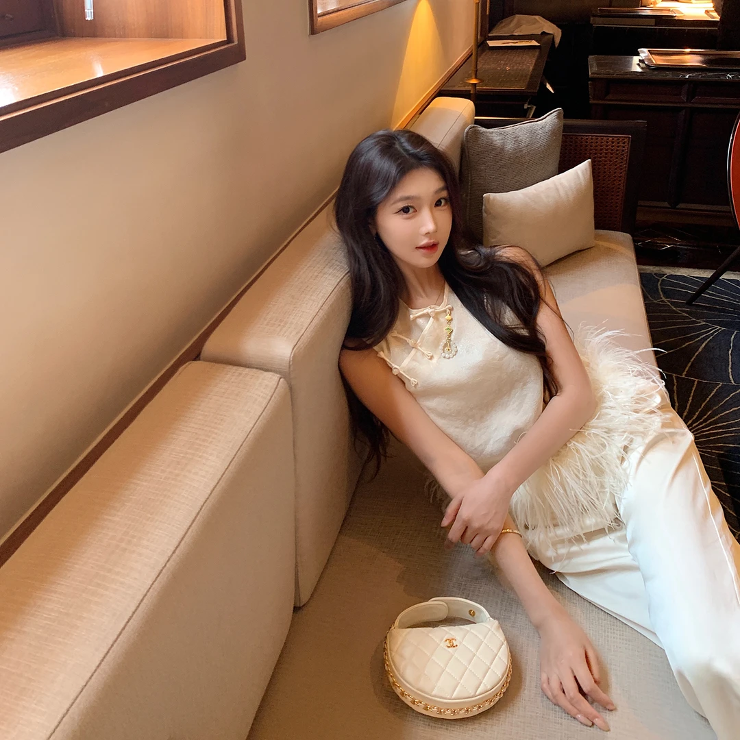 “富养千金”国风新贵！白月光氛围感羽毛拼接新中式提花马甲！