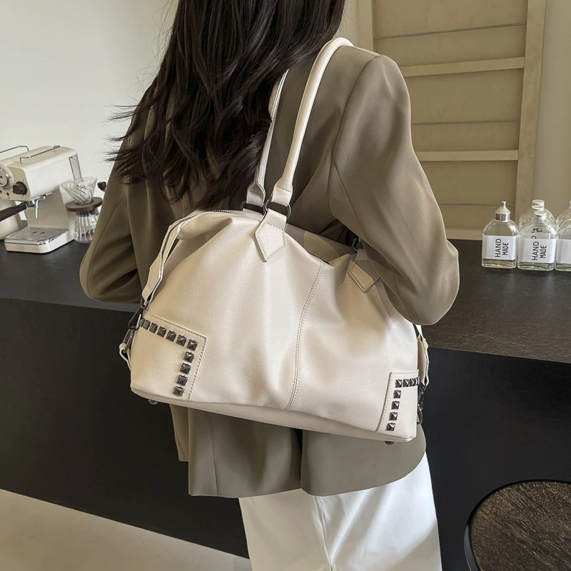 包包女2025爆款款软皮女包时尚个性大容量铆钉斜跨单肩托特包包包