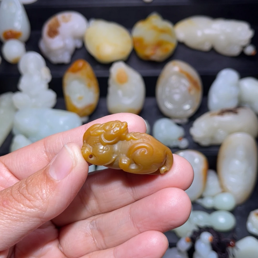 和田玉颈饰未镶嵌?