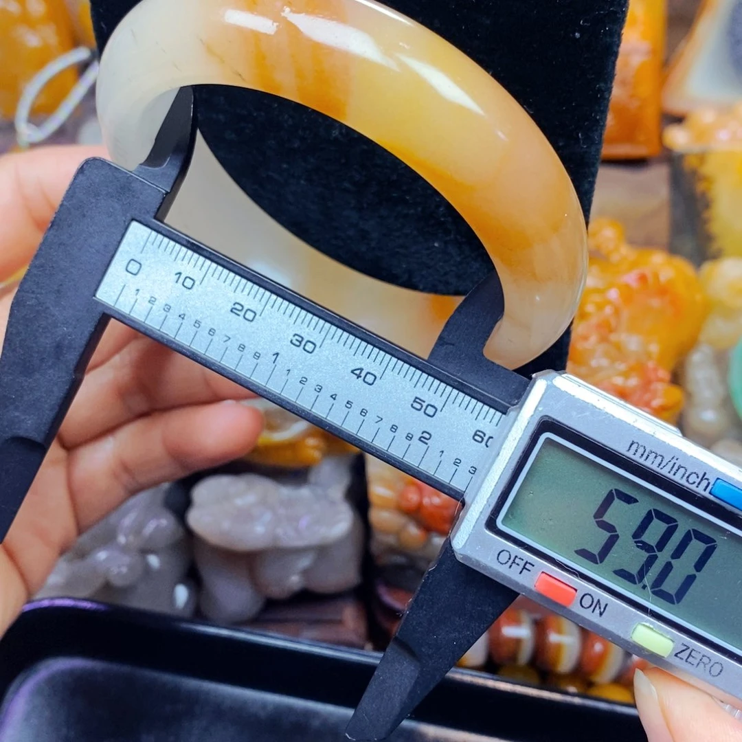 未镶嵌石英质玉（黄龙玉）颈饰