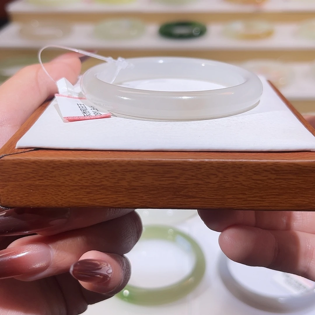 和田玉未镶嵌手镯浅紫带粉