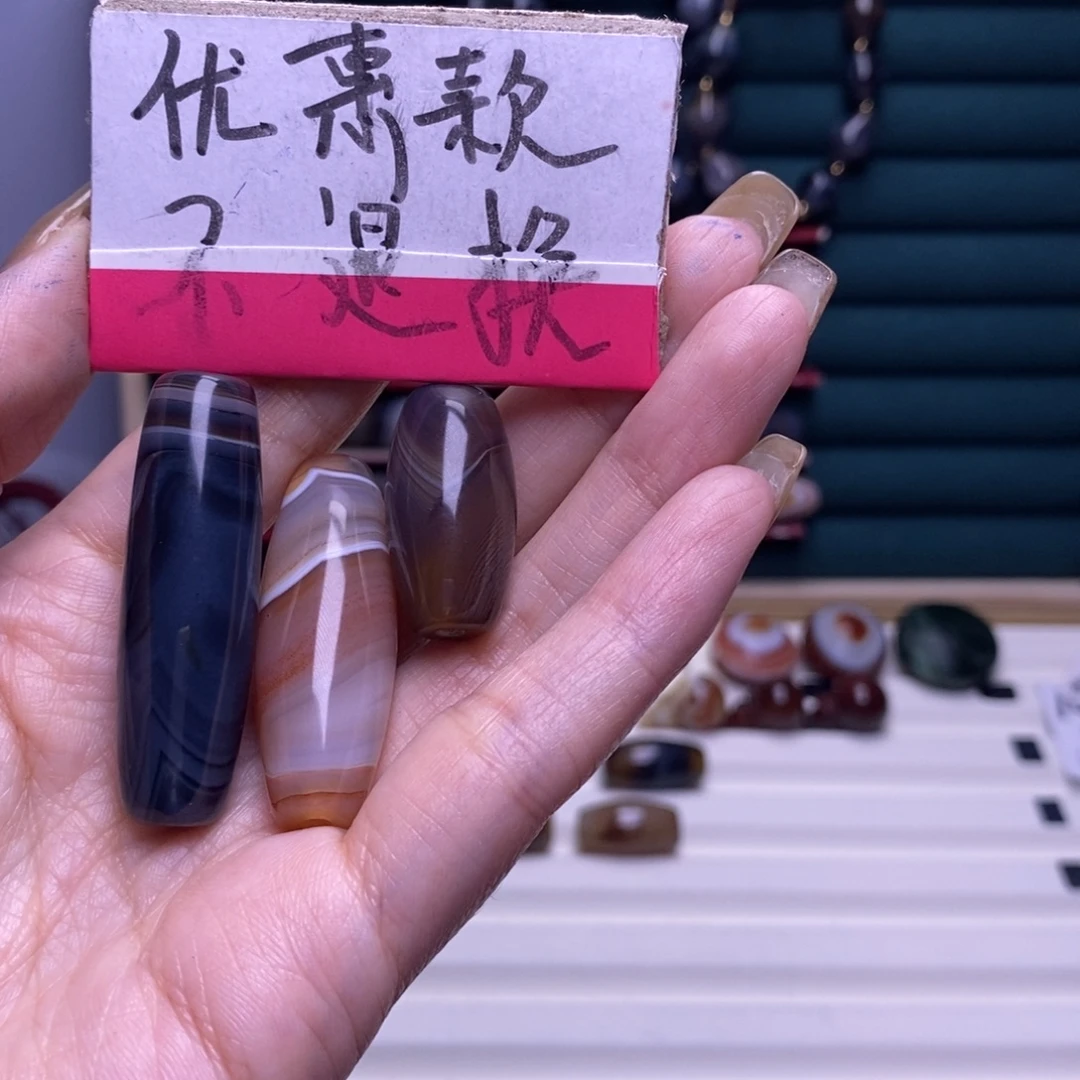 沃***服玛瑙/玉髓合金颈饰