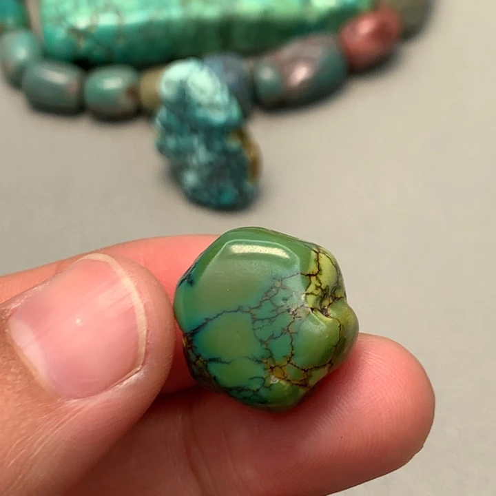 绿松石未镶嵌颈饰