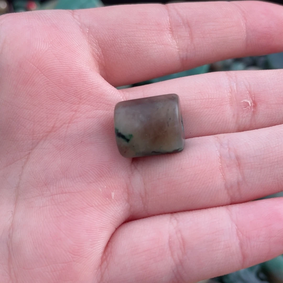 独山玉未镶嵌颈饰亮