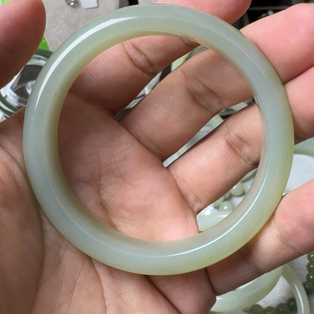 和田玉未镶嵌手镯