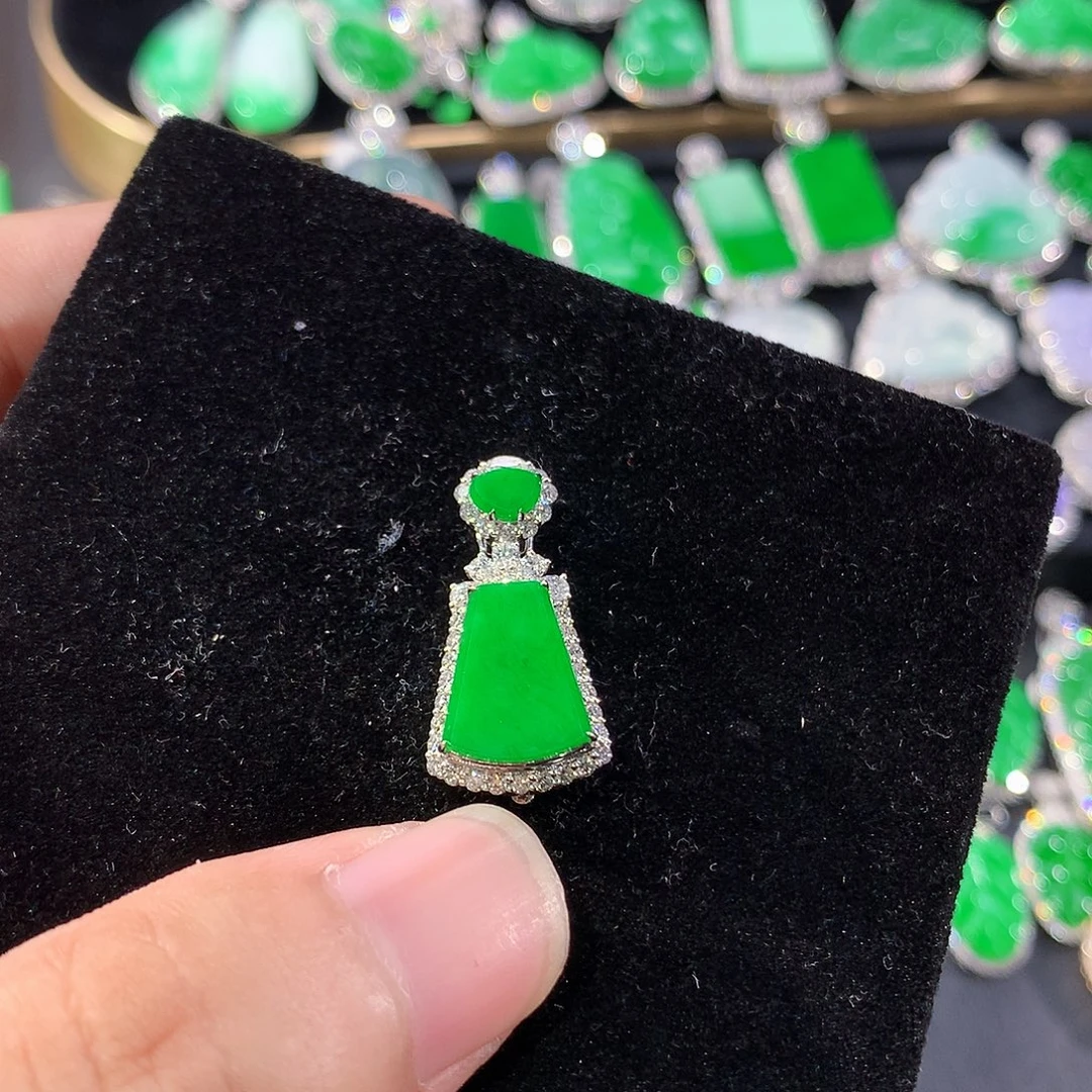 翡翠18K金镶嵌颈饰