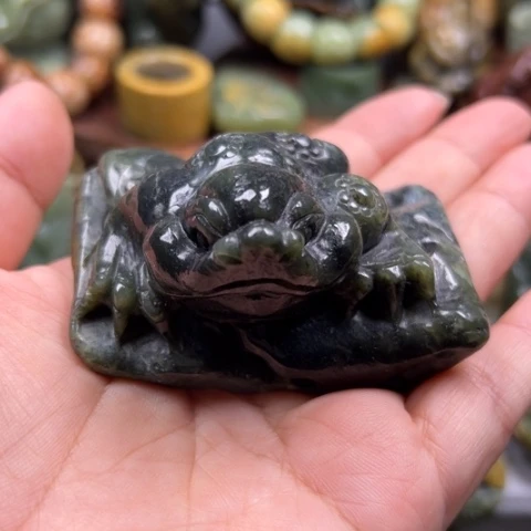未镶嵌岫岩河磨玉（透闪石质玉）把件