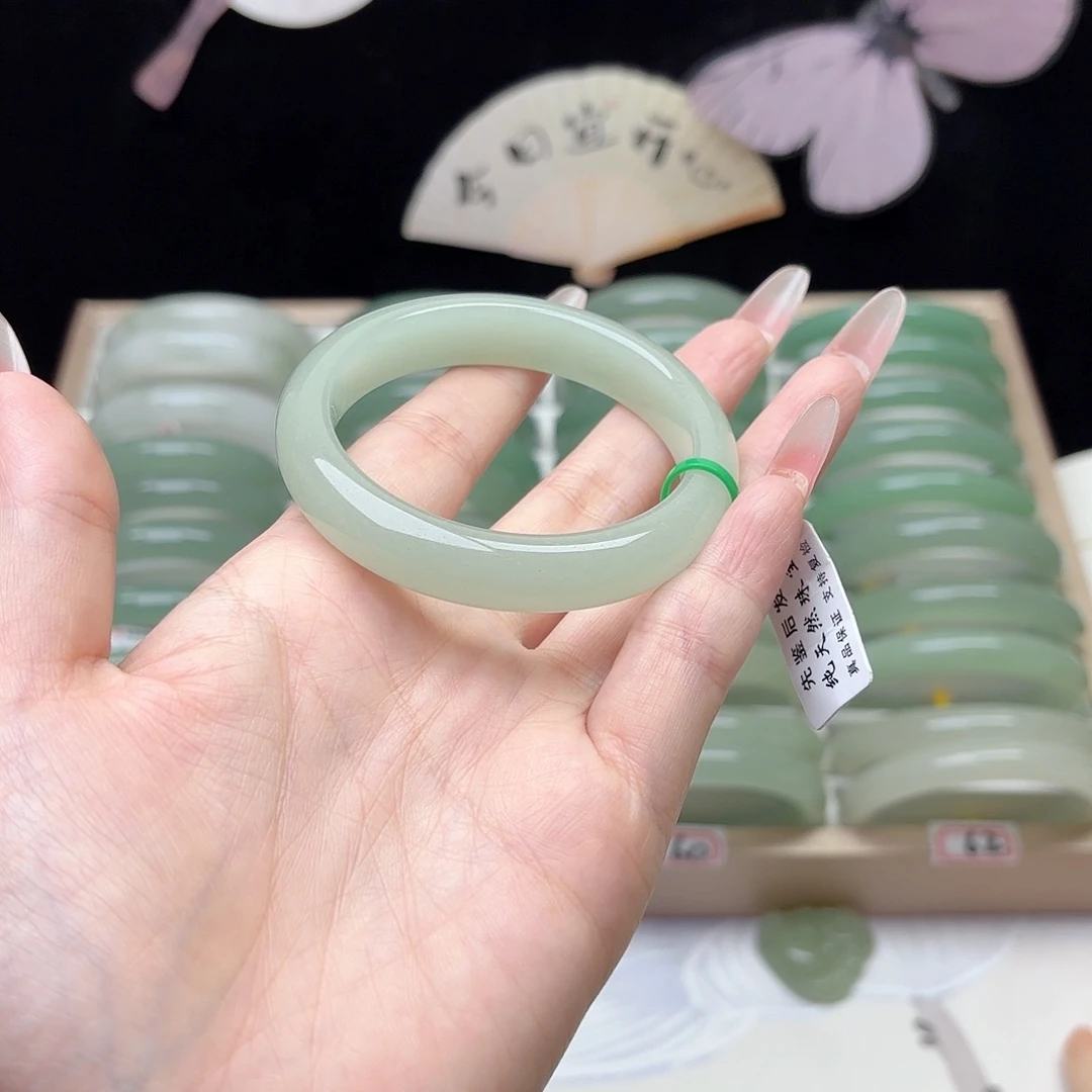 未镶嵌手镯石英质玉