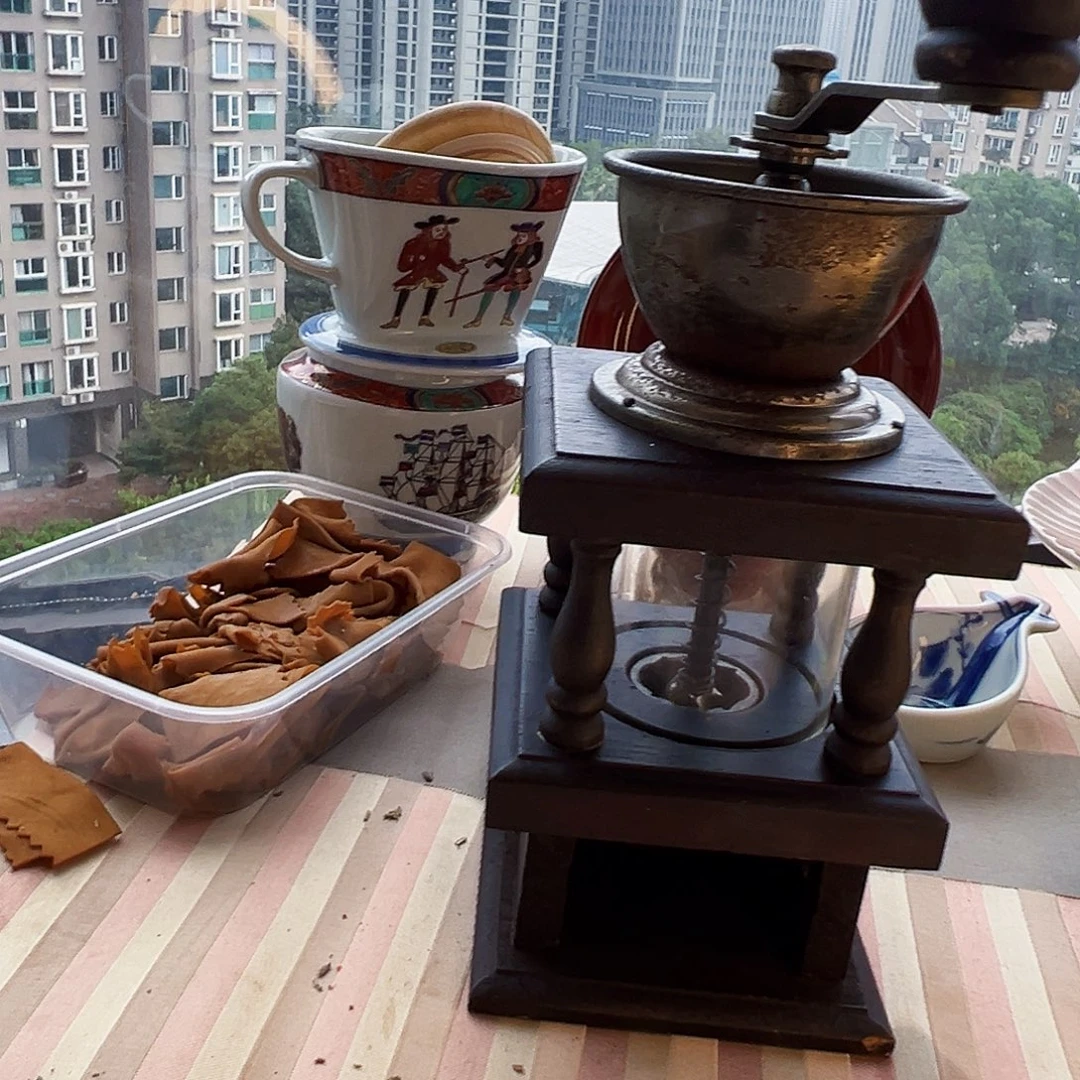 咖啡杯和咖啡杯两类颜色不同