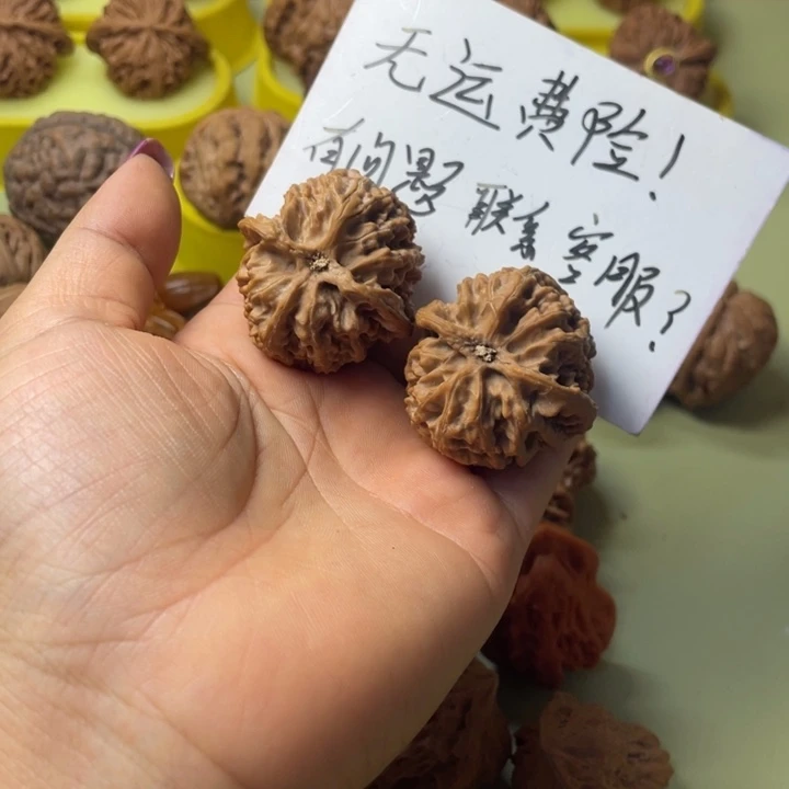 津***康手把件雕刻核桃苹果园