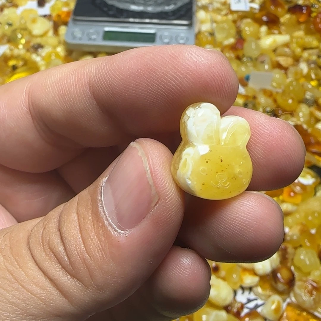 琥珀未镶嵌裸石1.2克