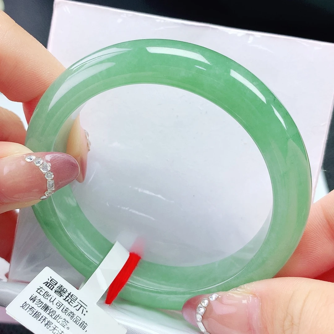 翡翠手镯未镶嵌55圈